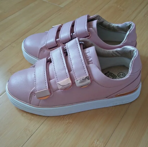 -NEW- Vlado Little Girl's Mila Sneakers 2