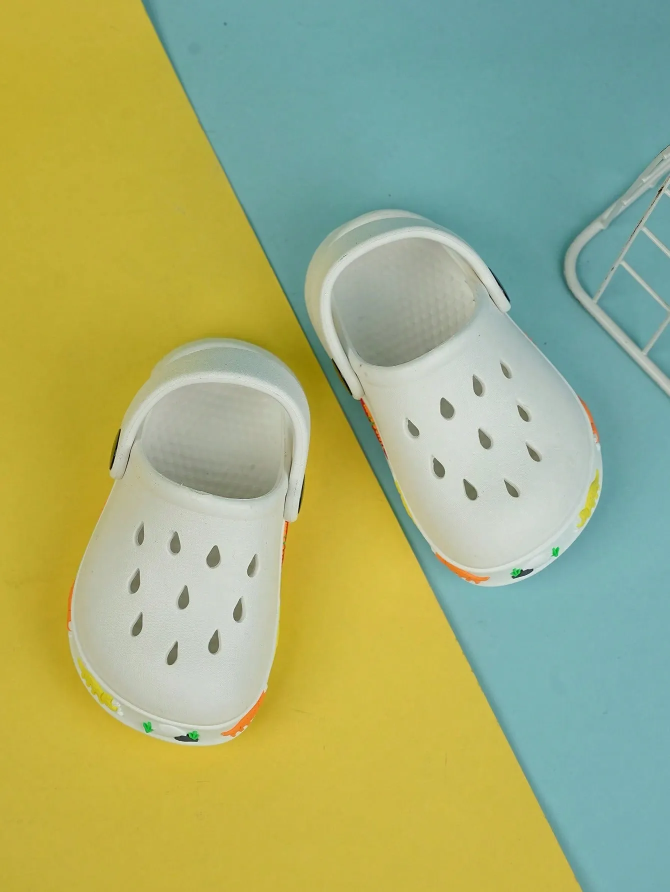 1pair Boys Hollow Out Design Cartoon Pattern Anti-slip Vented Clogs - FD