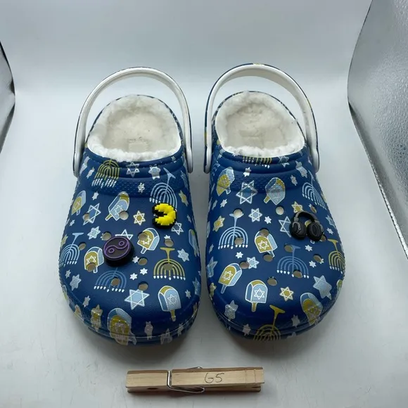 Crocs Hanukka kids faux fur lined clogs size 3Y