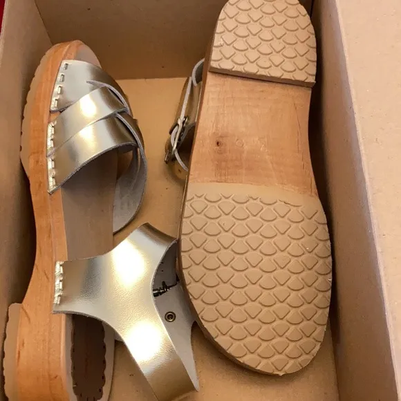 Hanna Andersson Gold Leather Sandal Clogs