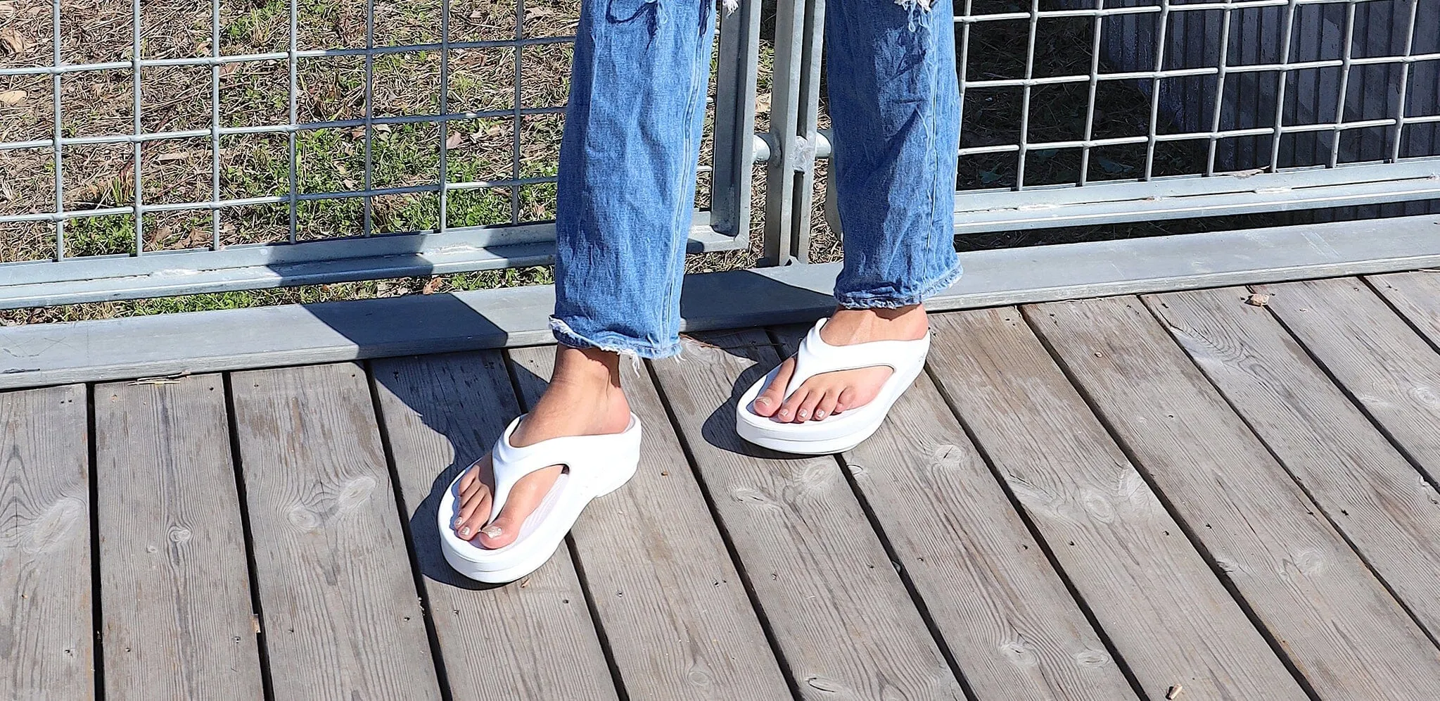 OOFOS Women's OOmega OOlala Thong Sandal - White