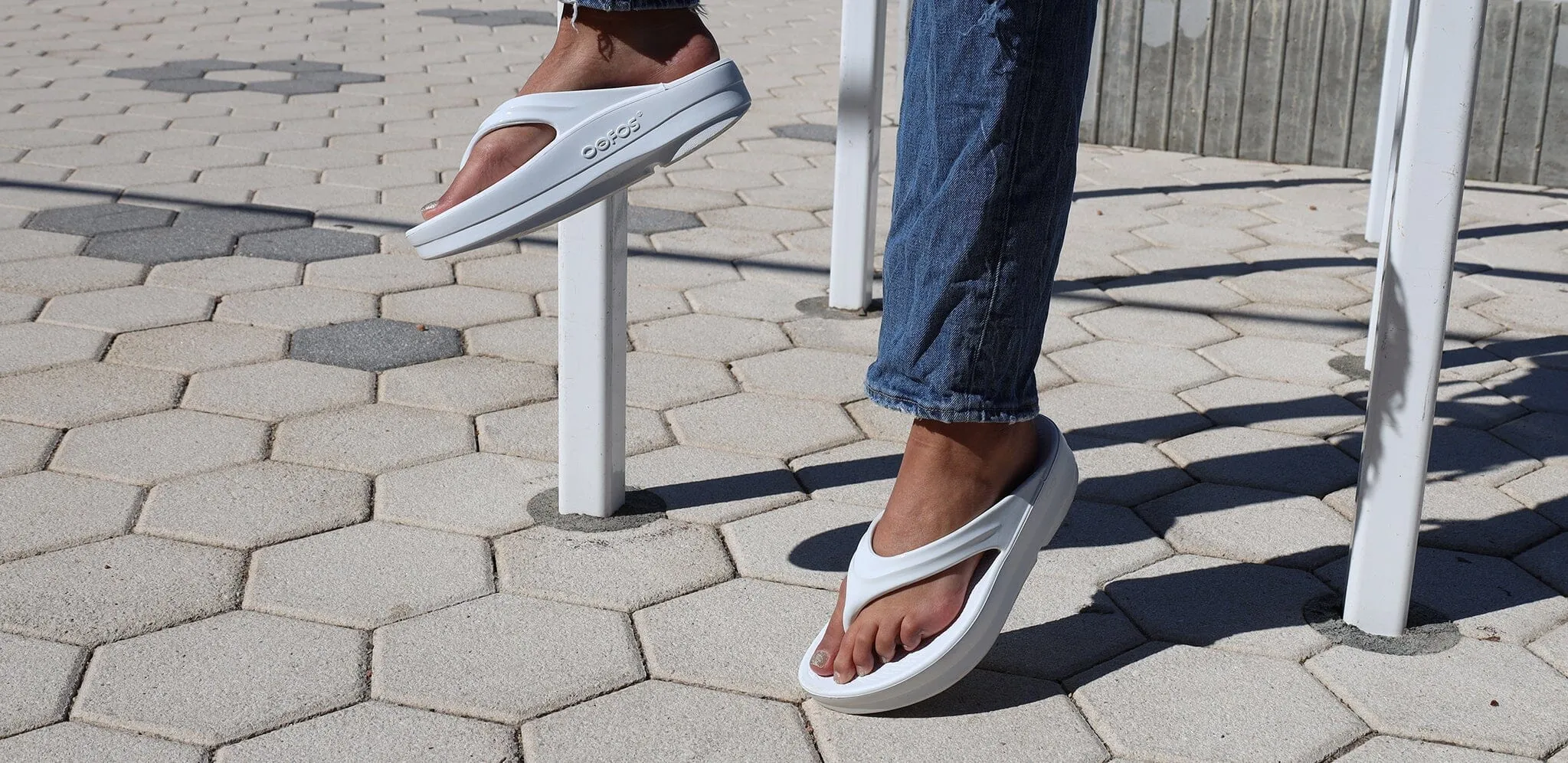 OOFOS Women's OOmega OOlala Thong Sandal - White