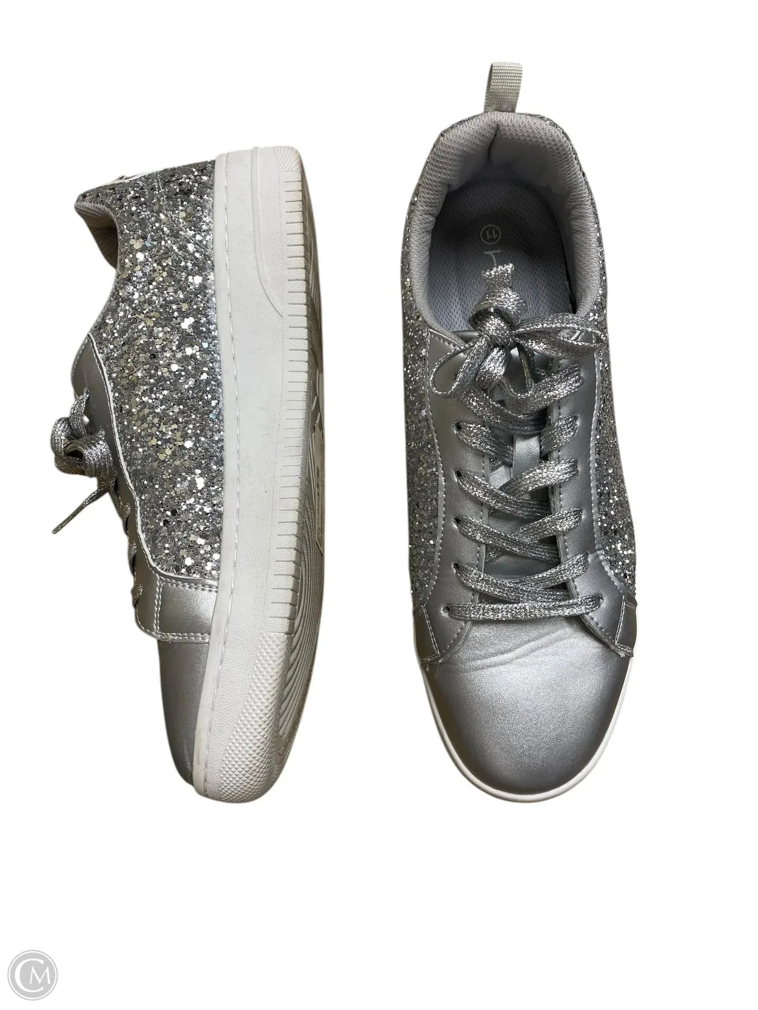 Shoes Sneakers By Clothes Mentor In Silver, Size: 11