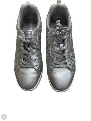 Shoes Sneakers By Clothes Mentor In Silver, Size: 11