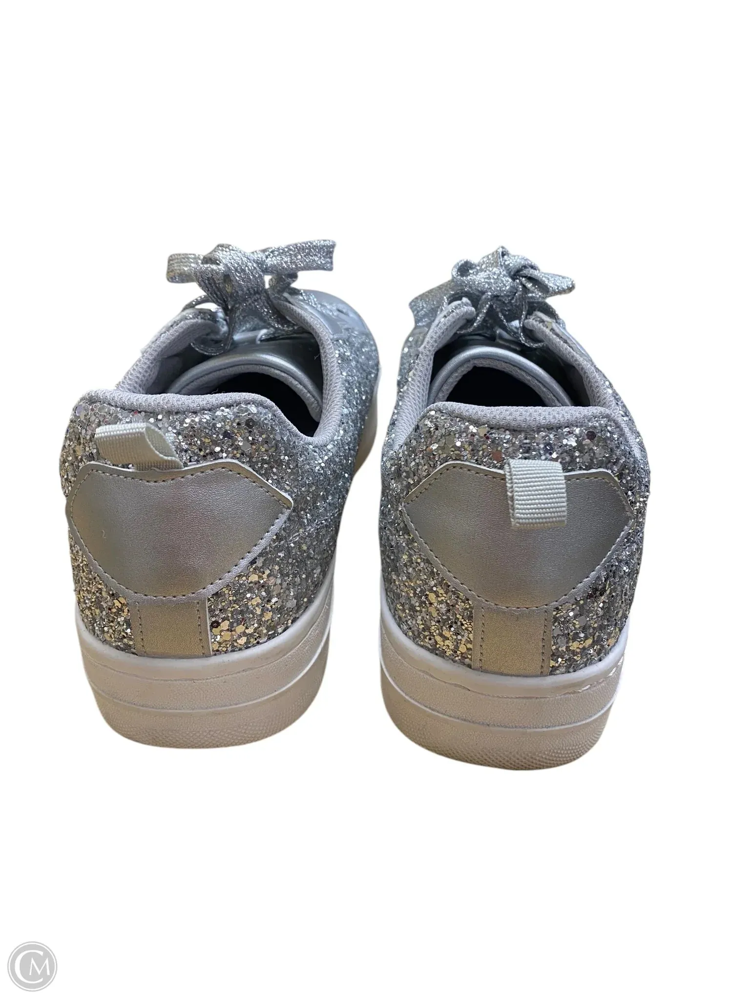 Shoes Sneakers By Clothes Mentor In Silver, Size: 11