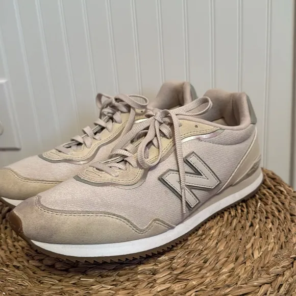 Sola Sleek New Balance Cream Sneakers - 9 - Great Condition