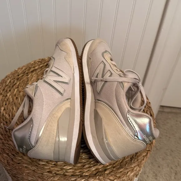 Sola Sleek New Balance Cream Sneakers - 9 - Great Condition