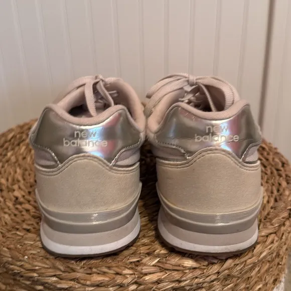 Sola Sleek New Balance Cream Sneakers - 9 - Great Condition