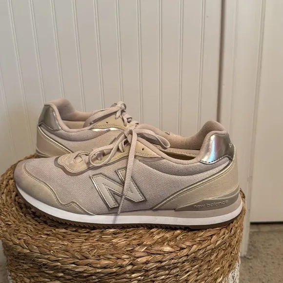 Sola Sleek New Balance Cream Sneakers - 9 - Great Condition