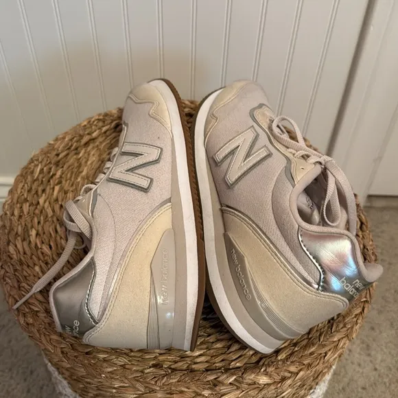 Sola Sleek New Balance Cream Sneakers - 9 - Great Condition