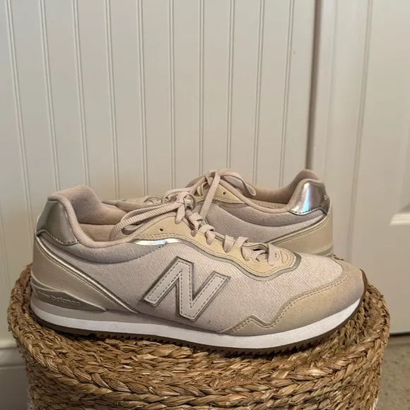 Sola Sleek New Balance Cream Sneakers - 9 - Great Condition
