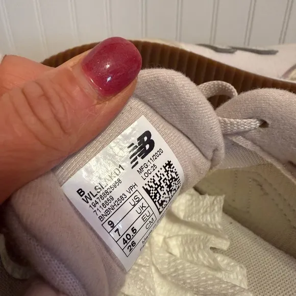 Sola Sleek New Balance Cream Sneakers - 9 - Great Condition