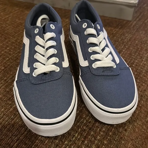 Vans Youth iconic side stripe, these Vans Ward sneakers give them classic skater