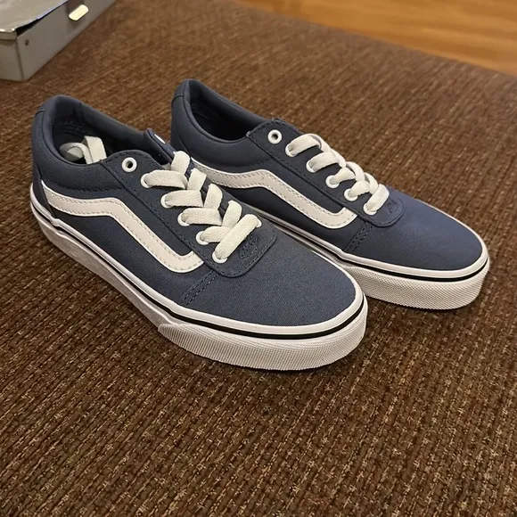 Vans Youth iconic side stripe, these Vans Ward sneakers give them classic skater