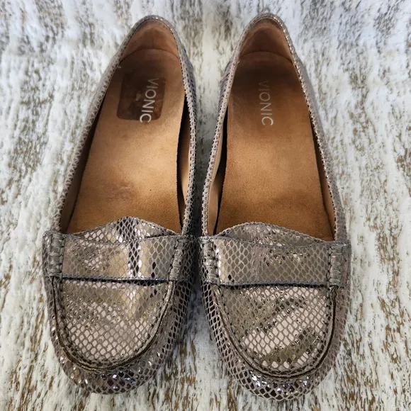 Vionic &quot;Larrun&quot; Snakeskin Leather Metallic Silver Penny Loafers Women's Size 8.5