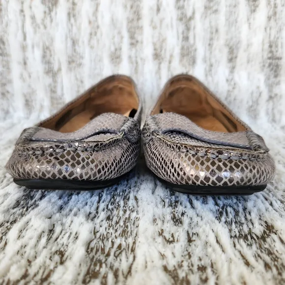 Vionic &quot;Larrun&quot; Snakeskin Leather Metallic Silver Penny Loafers Women's Size 8.5