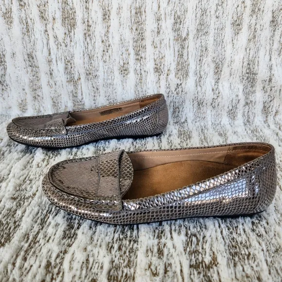 Vionic &quot;Larrun&quot; Snakeskin Leather Metallic Silver Penny Loafers Women's Size 8.5