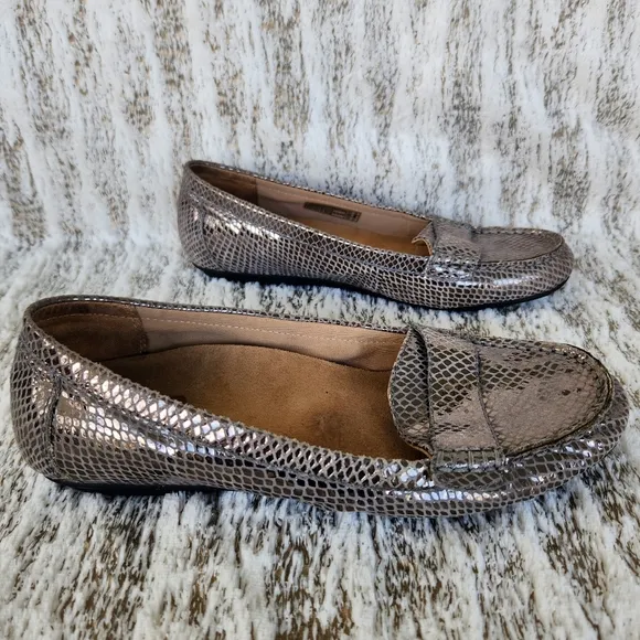Vionic &quot;Larrun&quot; Snakeskin Leather Metallic Silver Penny Loafers Women's Size 8.5