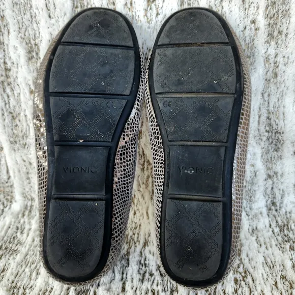 Vionic &quot;Larrun&quot; Snakeskin Leather Metallic Silver Penny Loafers Women's Size 8.5