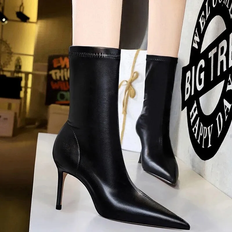 Vixen Pointed Ankle Boots